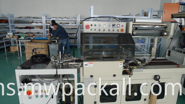 Automatik L Type Shrink Wrapping Machine dan Terowong Pembungkusan PE Filem mengecut mesin pembungkusan terowong untuk papan luncur